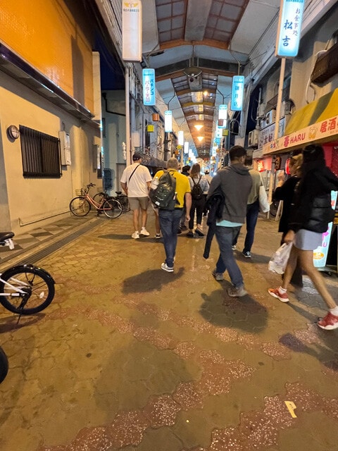 夜の街・飛田新地には外国人女性観光客の姿も