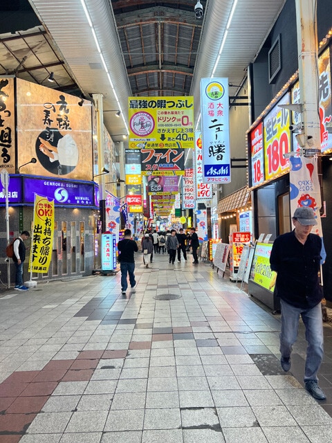 キタの東通商店街は激安居酒屋戦争が起こっていた。若者こそ多いものの、ミナミに比べると人はまばら