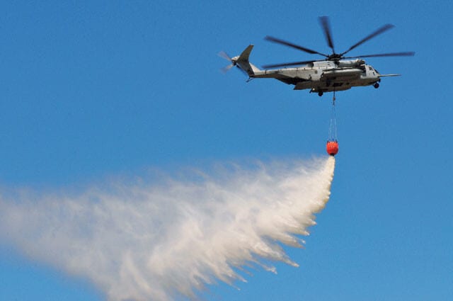 地上から見た、水をまく大型ヘリCH-53（提供／アメリカ海軍）