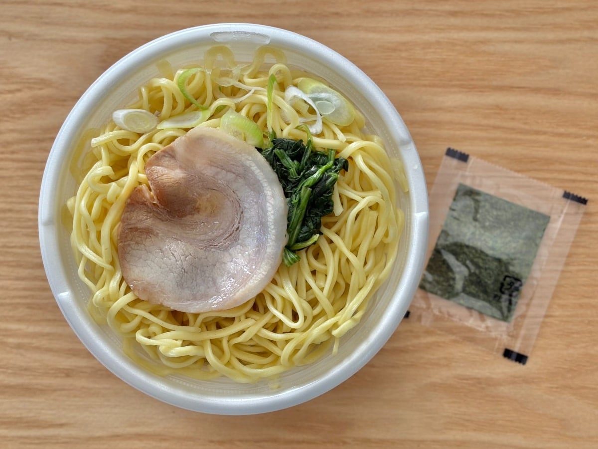 「レベチに美味い」「濃厚スープ」【セブン】人気店監修のチルド麺って?