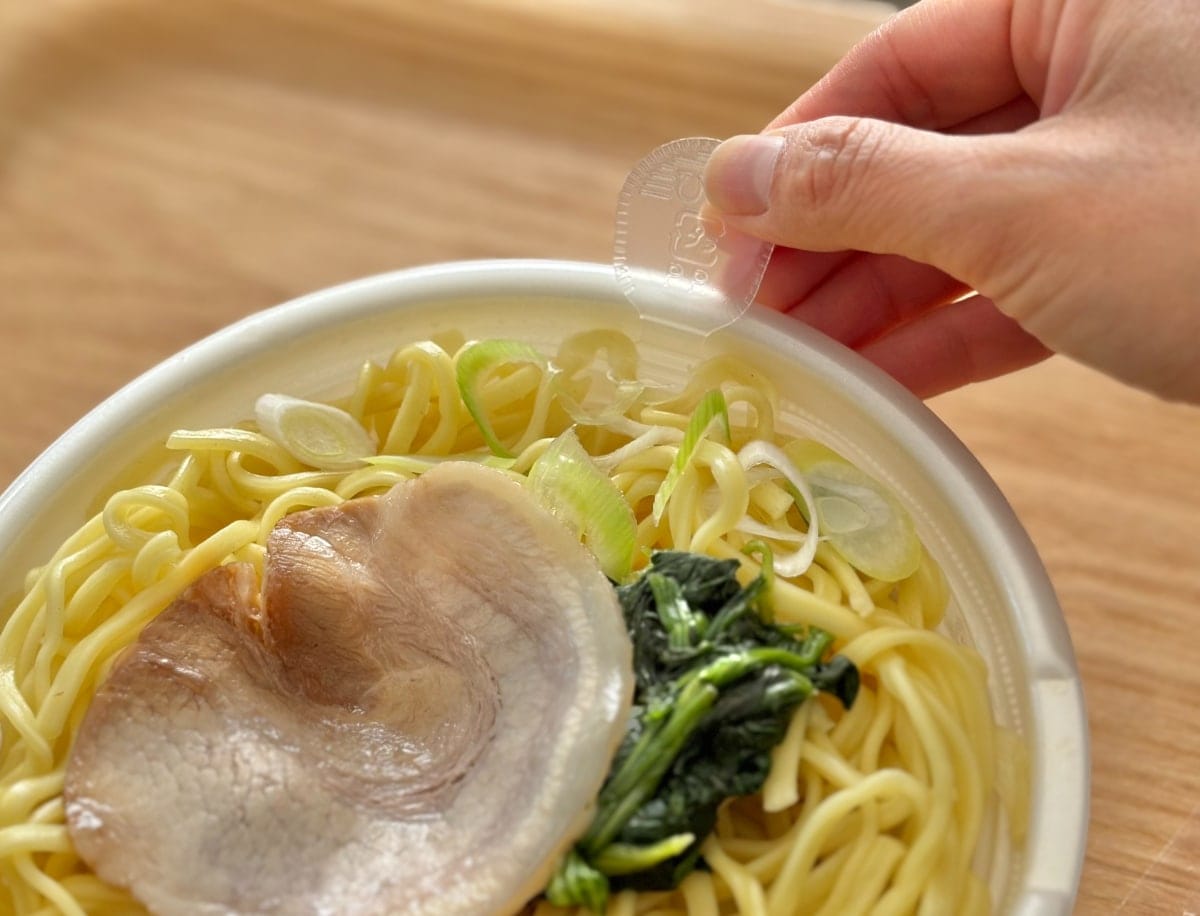 「レベチに美味い」「濃厚スープ」【セブン】人気店監修のチルド麺って?