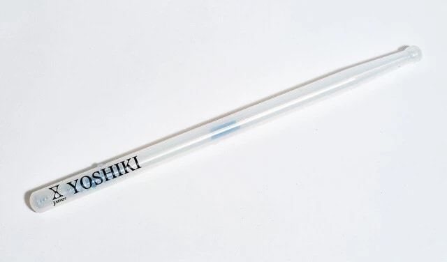 YOSHIKIさんのトレードマークでもあるドラムスティック。こちらはドラムスティック型のLEDライトで、振ることで発光する