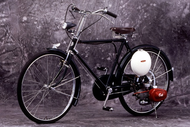 ホンダ「カブＦ型」。ホンダが１９５２年に開発したカブＦ型（５０㏄、２サイクル）は全国の自転車店向けに販売。
