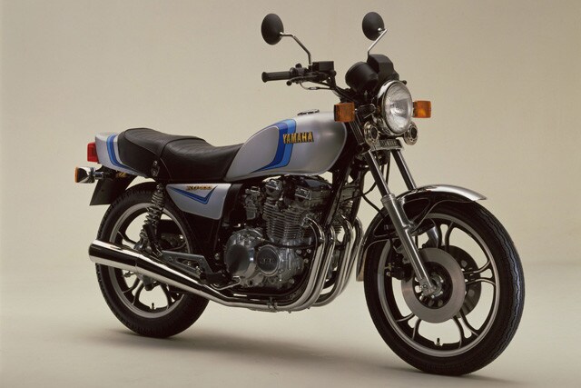 ヤマハ「Ｘ４００」。１９８０年６月デビュー。ヤマハ初の並列４気筒ＤＯＨＣ２バルブエンジンを搭載、人気爆発！