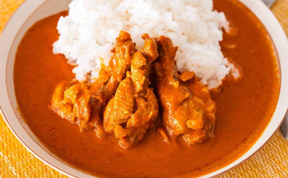 「冷蔵庫にストックしてる」【セブン】人気店監修の手羽元入りカレーが美味すぎる