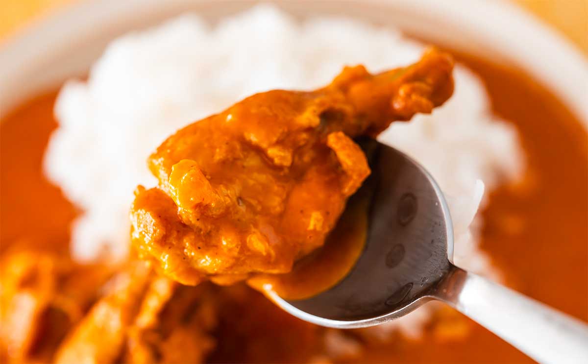 「冷蔵庫にストックしてる」【セブン】人気店監修の手羽元入りカレーが美味すぎる