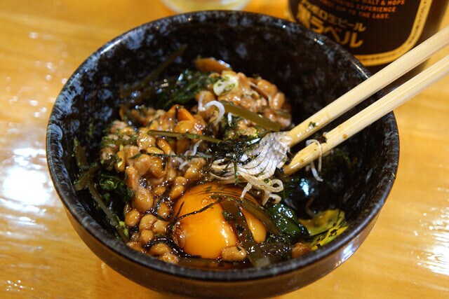 「十品目の納豆」（200円）「サッポロ瓶ビール」（600円）