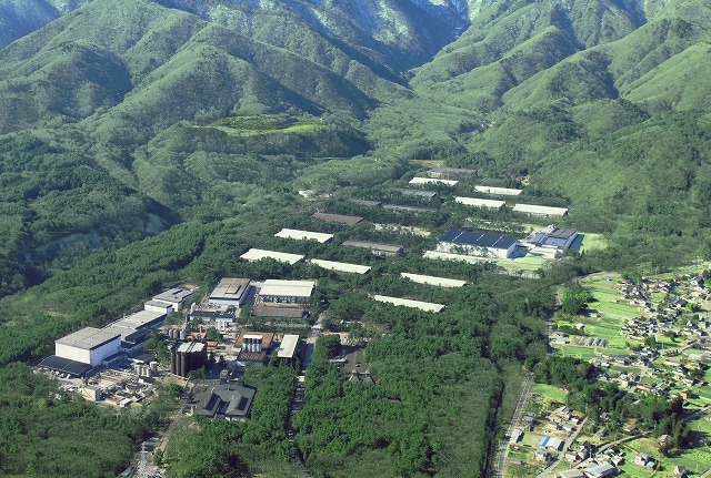 サントリー、「水素」を製造・販売へ 山梨で新事業「グリーン水素ビジョン」計画 南アルプスの麓に広がるサントリー天然水工場と白州蒸溜所=山梨県北杜市