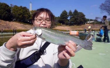 『多摩湖駅前フィッシングエリア』で気軽な電車釣行　日が落ち始めたら蛍光カラーが◎