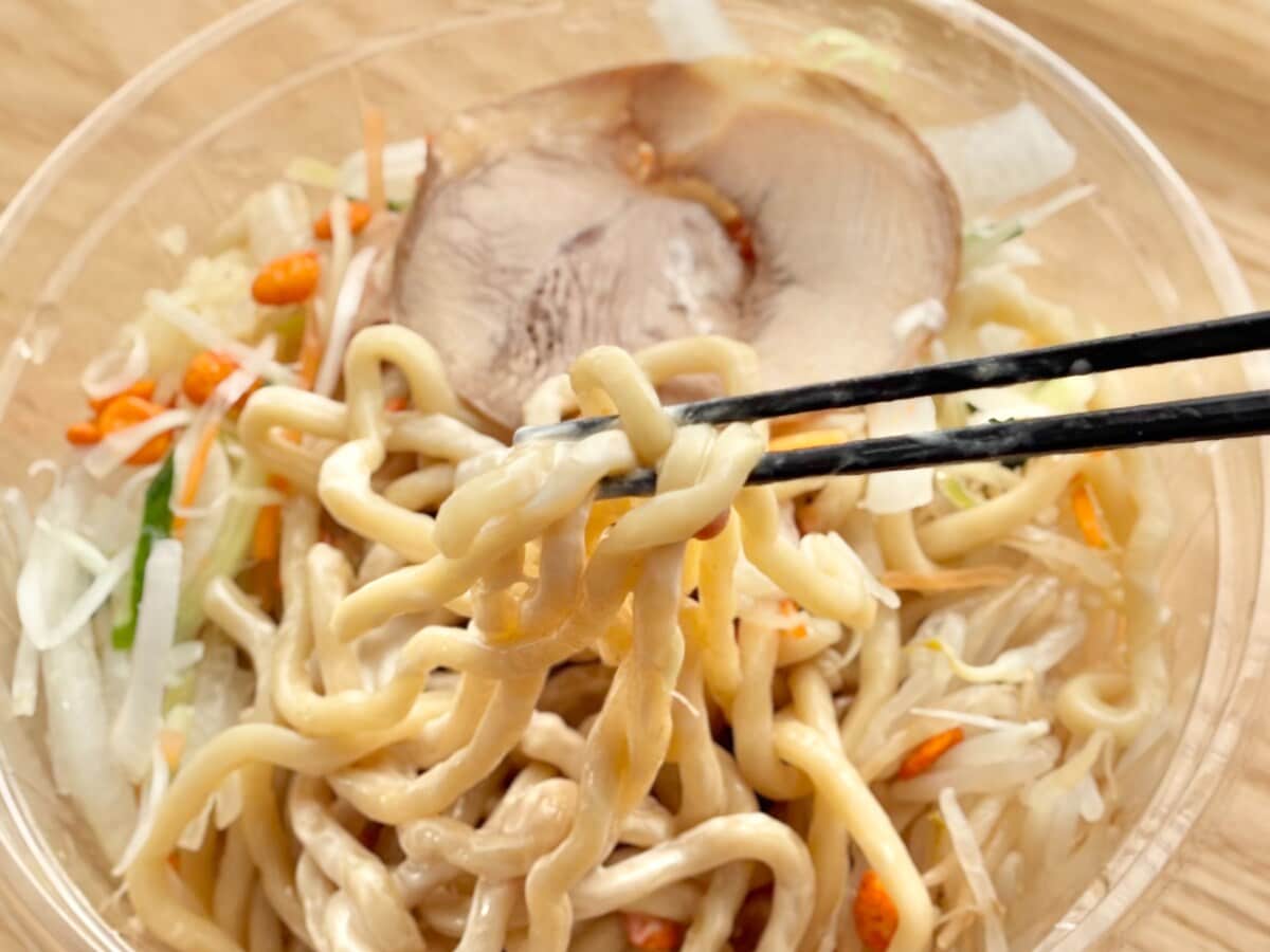 ニンニクたっぷりで「キマりました」【ファミマ】名店監修の冷しまぜそば