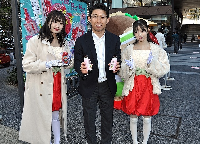 リサイクルの優等生“鉄”をPR　スチール缶茶配布、大和製罐 リサイクル率の高さなどスチール缶の特性を来場者にアピールした大和製罐マーケティング部長の山本達平さん（中央）＝東京都渋谷区の渋谷キャストガーデン、2025年2月15日