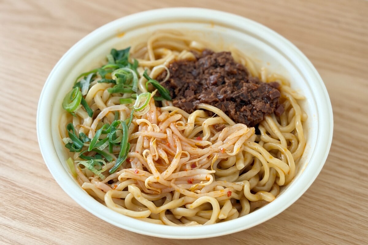 900kcal超で食べ応えも十分!【セブン】辛くてクセになる汁なし麺