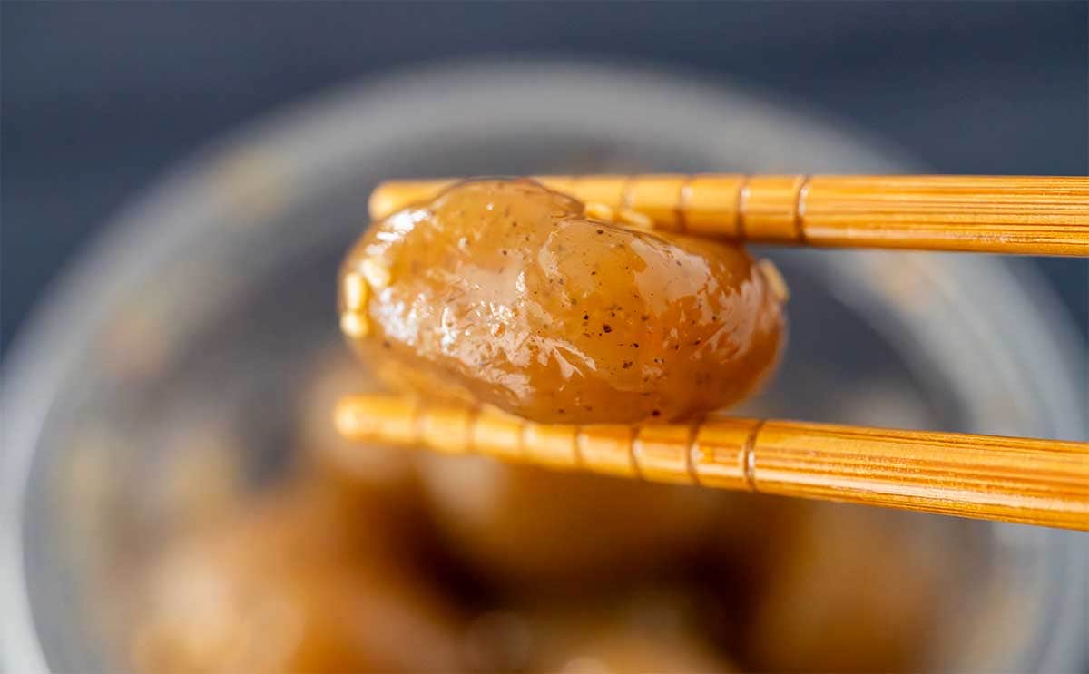 【セブン新商品】人気の丸い食べ物がピリ辛味になって登場