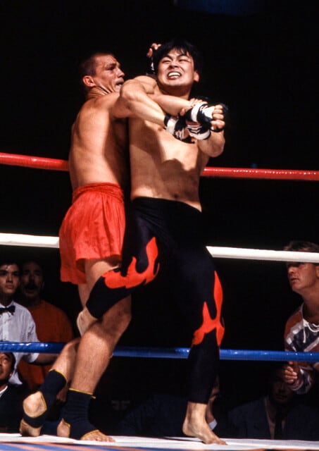 スタンドの攻防でロムルダーの腕を狙う川口健次