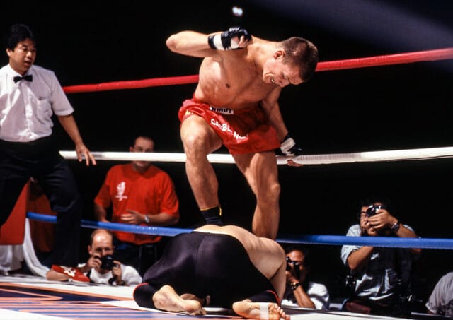 バウンサー(用心棒)を副業とするロムルダーは、相手の頭部を踏みつける攻撃に躊躇はなかった