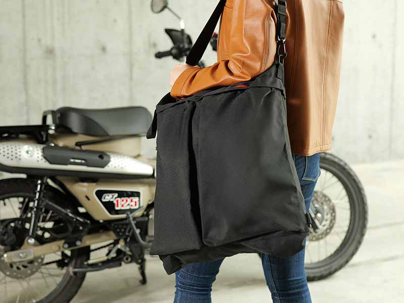 バイザー付きヘルメットも入る「ライダースヘルメットトートバッグ」がドッペルギャンガーから発売! 折りたたみ式・容量26L メイン