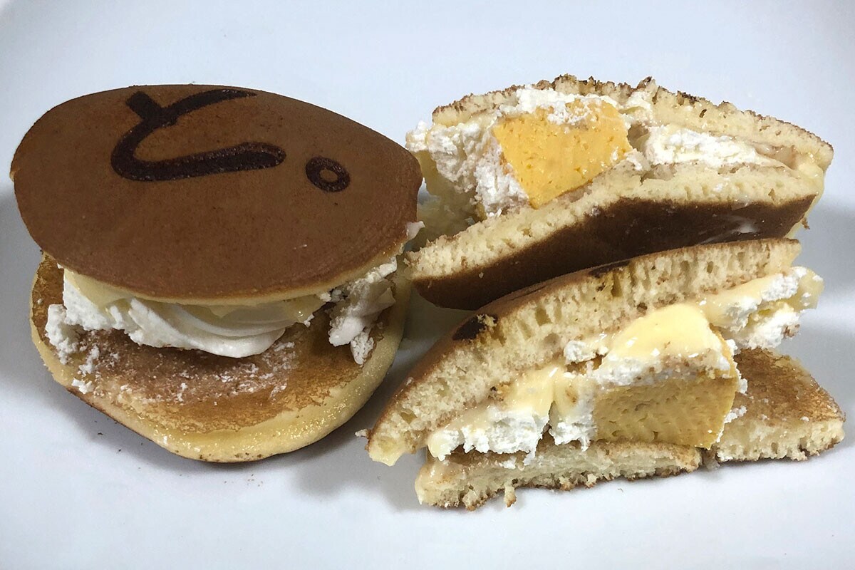 「橋元堂豊嶋屋」の「マヨネーズどらやき」。マヨの酸味と生クリームや卵焼きの甘さが絶妙にブレンドされた独特な味わいだった