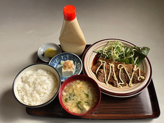 「あらい食堂」の焼き肉定食はマヨネーズチューブがセットで出てくる