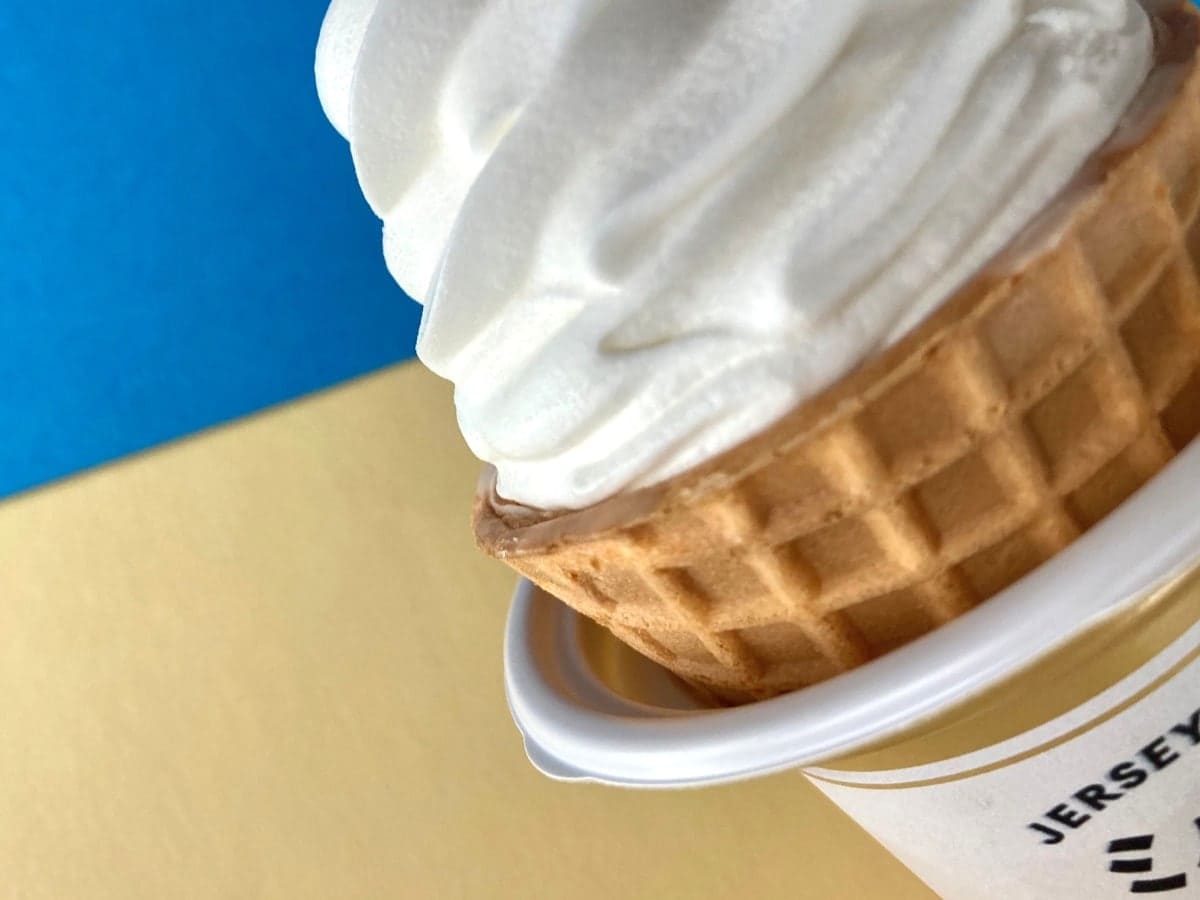 「すっきりとしたミルク感が味わえた!」「美味しい!」【ローソン】アイスがぎっしり詰まったワッフルコーン