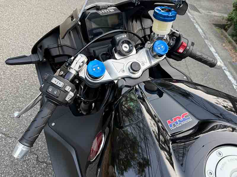 アグラスから CBR600RR(20-)用「バックステップ/トップブリッジ/ハンドルSET」が発売! 記事5