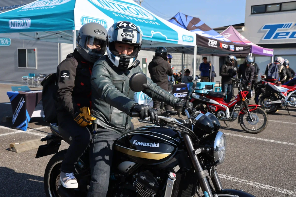 普段からZ900RSで二人乗りをよくするというご夫妻は、“もっと快適に走りたい！”とローダウンされたテクニクスのZ900RSに興味津々！！