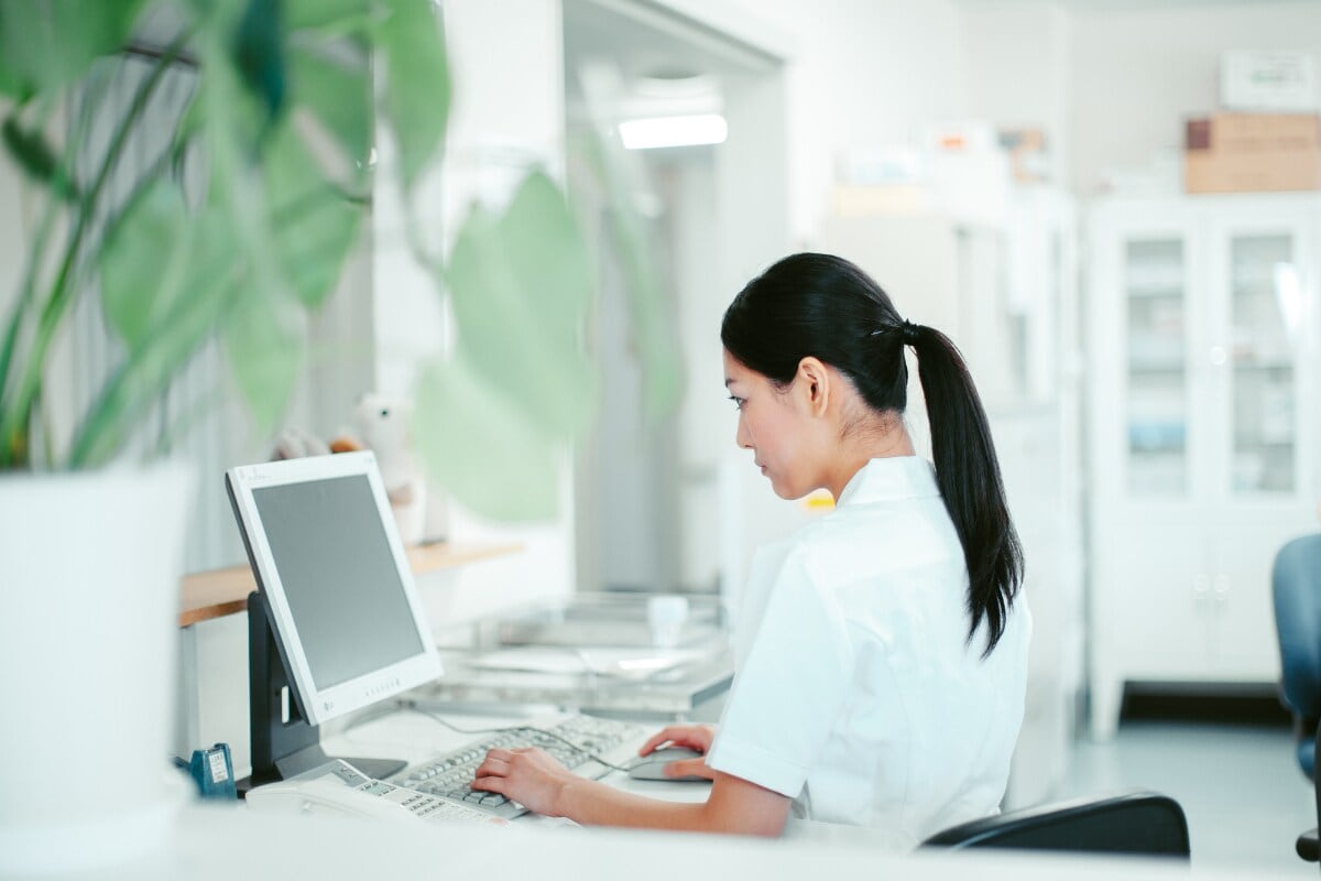 美しい口元を手に入れたい。150万の歯列矯正費用のために毎月8～10万を貯める年収400万・24歳の女性看護師