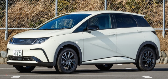 BYD ドルフィン　価格：299万2000～374万円　ちなみに航続距離476㎞（WLTCモード）というドルフィンのロングレンジは33万円値下げされて374万円に