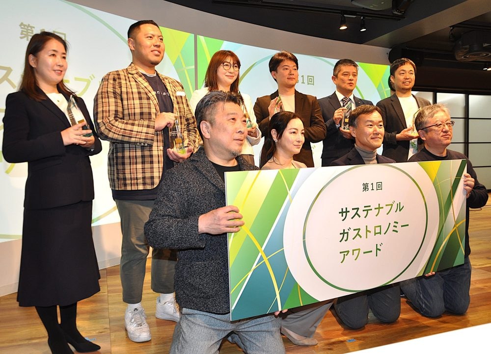 大賞に不二製油とTOWINGの2社　「第1回サステナブルガストロノミーアワード」 受賞者（後列）と一緒に写真撮影に臨むSA&Fクラスター代表事業者の荻野浩輝・一般社団法人AgVenture Lab 代表理事理事長（前列左）