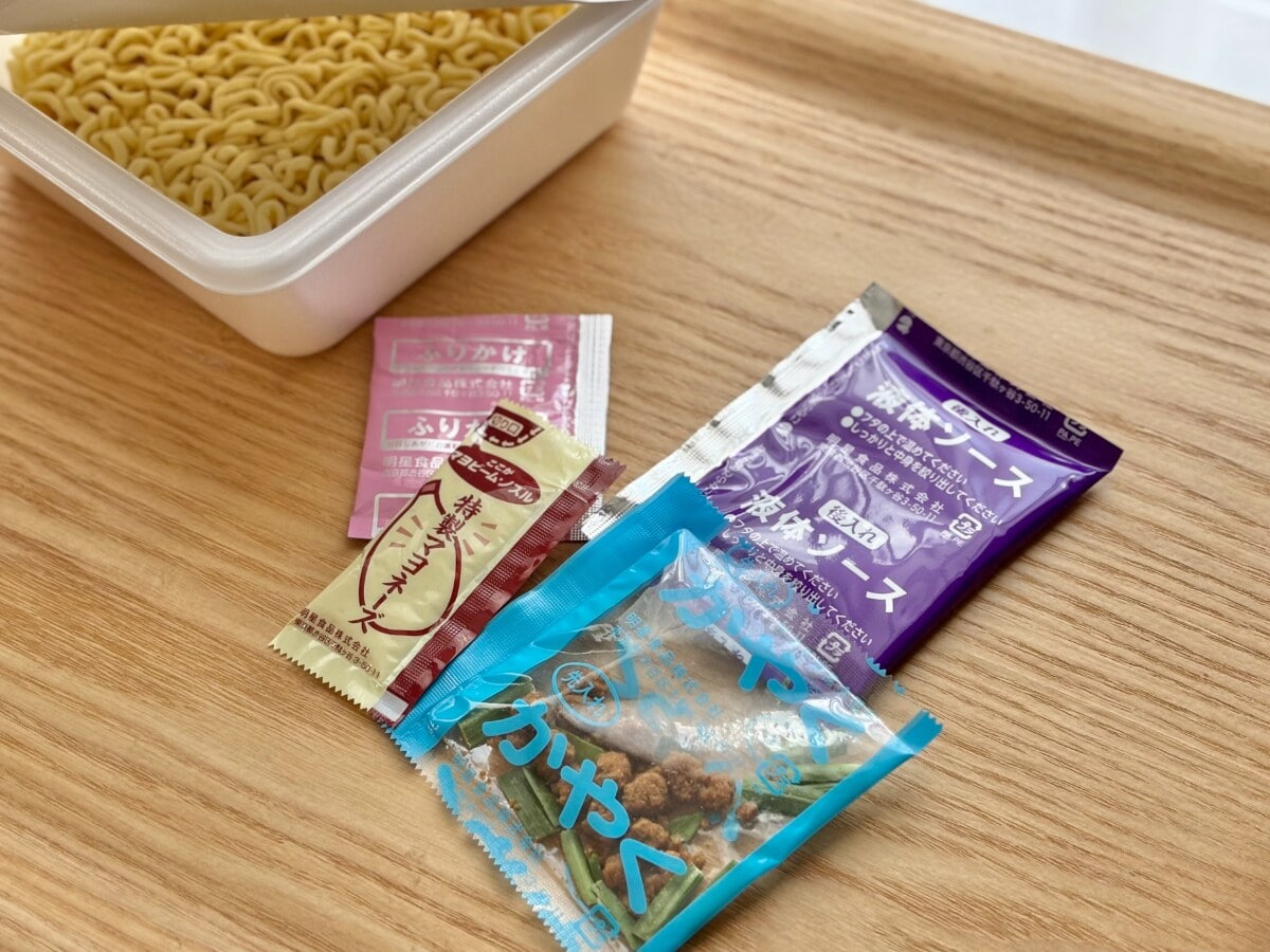 にんにく強めでハマる！【ファミマ】行列店監修のカップまぜそばを実食