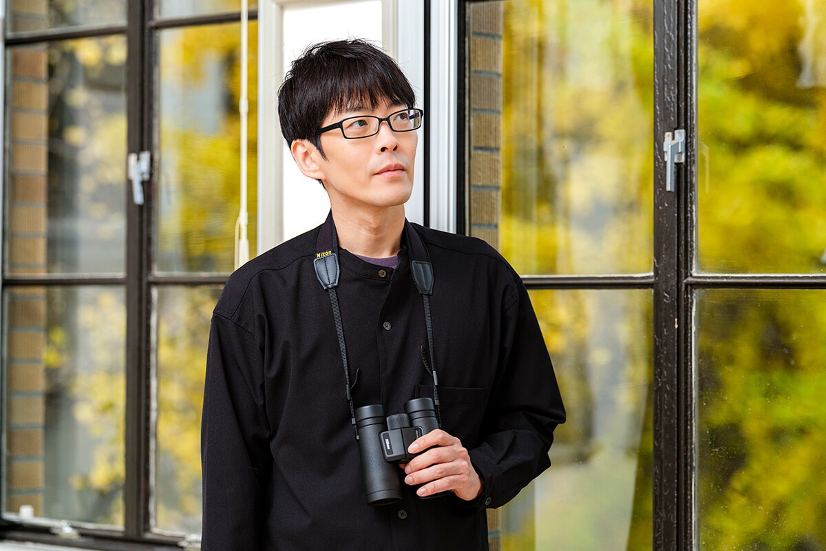 シジュウカラの研究で世界中から注目を集める鈴木俊貴さん。自然環境の動物に認知科学的な実験を行なった点が革新的で、その後の研究の潮流に大きな影響を与えた。動物言語学分野のアウトリーチに奔走中