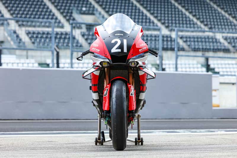 【ヤマハ】「#21 YAMAHA RACING TEAM」が鈴鹿8耐に参戦する「YZF-R1」をお披露目!カラーは99年のYZF-R7がモチーフ 記事1