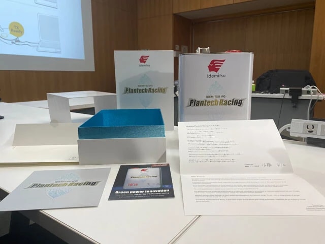 4万円（!）の植物由来レーシングオイル。噂の植物由来レーシングオイルには、開発者からのメッセージ文も。その特別感はハンパない。まるで高級ギフトのよう