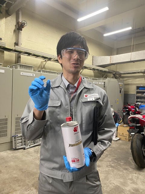 今回、研究所を案内してくれた中植大介氏（出光興産営業研究所モビリティオイル開発グループ）。世界初となる植物由来のレーシングオイル開発の中心を担った人物でもある