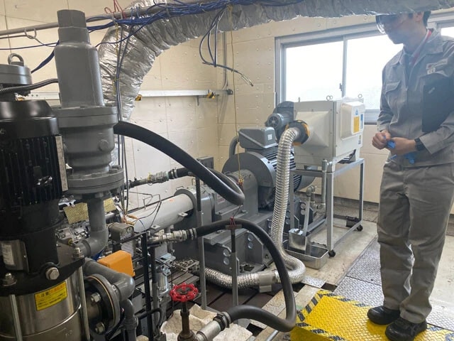 エンジンオイルなどを実際に循環させ、極限環境下で耐久性や性能を徹底的に計測する専用試験室にも案内された