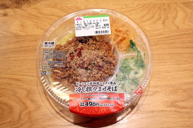 実は伏兵的に激ウマ冷やし麺を発売しまくっているのがミニストップ。肉はいわゆる大豆ミートだが量が圧倒的に多く、麺にバッチリ絡む。ピーシェン豆板醤の本格的な辛さも最高だ！