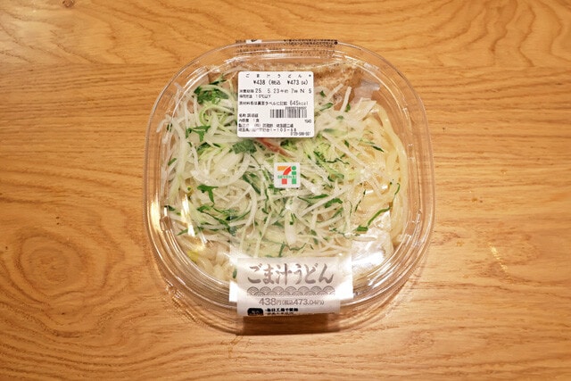 後味爽やかな香味野菜がモリモリで、濃厚なごまダレとのバランスが絶品。もっちり食感を強調した麺もうまい。販売地域が関東の一部と静岡県限定なのが惜しすぎる！