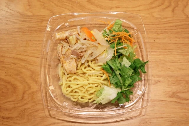 リンガーハット監修 豚しゃぶの冷しちゃんぽん ミニストップ：537円　塩豚骨系のスープはあっさりテイストながらウマみたっぷり。レタス多めでラーメンサラダに寄せたのは名采配。罪悪感薄めなウマさ！