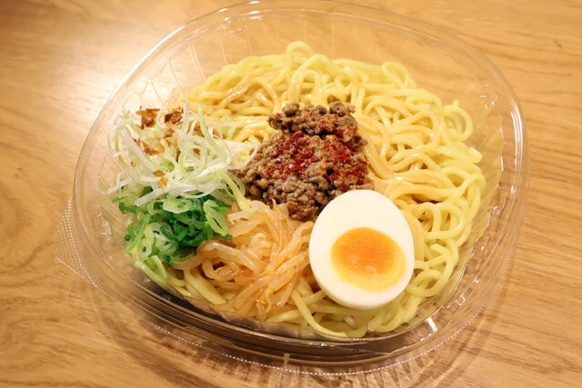 さっぽろ純連監修 冷し味噌担担麺（まぜそば） ファミリーマート：598円　味噌と担々麺の中間のような味わい。味噌とごまのコク深さの後にピリ辛感や花椒の香りが追走。肉そぼろが麺によく絡むのもうれしい