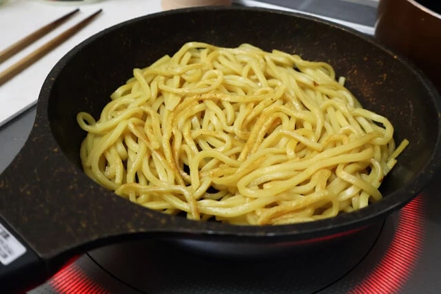 食感をプラスするアレンジが大正義！　食感がゆでたて麺には劣るコンビニ麺だが、食感が際立つ食材を足すことで印象が大きく変わる。麺を焼いて焦げ目をつけ再度冷やすのもアリ！