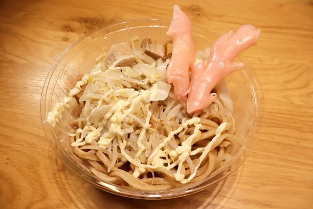 サッパリブタまぜ麺　冷しブタまぜ麺（セブン-イレブン）などの二郎系には抜群の相性を発揮する岩下の新生姜。あえてスライスせず、漬け汁ごと入れると爽快感が爆上がり！　麺と新生姜を交互に食べよう
