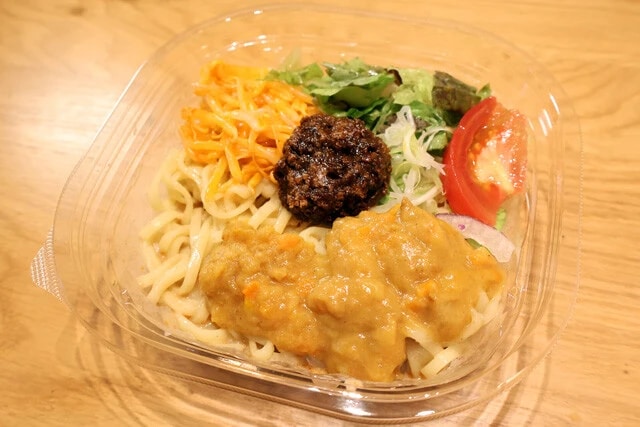 カレーの王子さま担々麺　飯田商店監修　冷し担々麺（セブン-イレブン）の圧倒的なスパイス感を生かし、カレーに寄せるのもまた絶品。レトルトのカレーの王子さまなら加熱の必要がないので冷製アレンジに最適！