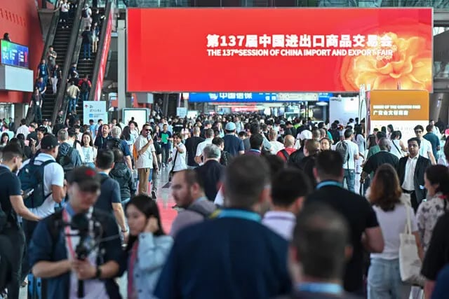 中国最大の輸入・輸出見本市「広州交易会」では、米国に代わる客の奪い合いも起こり大盛況