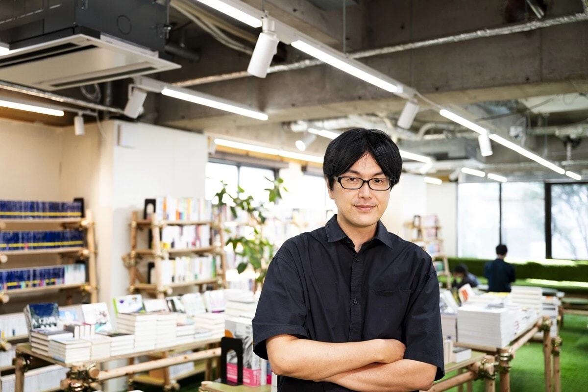 2025年8月1日にオープンした「宇野書店」で取材に応じてくれた批評家・宇野常寛氏