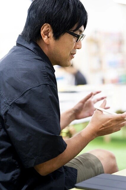 「僕自身、カフェで仕事をすることが多いのは、何者でもなくなるからです。知らない人に囲まれながら自分の仕事をしている」と話す宇野氏