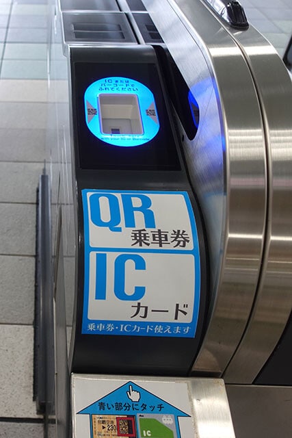 沖縄県のゆいレールは、交通系ICカードとQR乗車の両方に対応しており、改札にどちらかをかざせば乗車できる