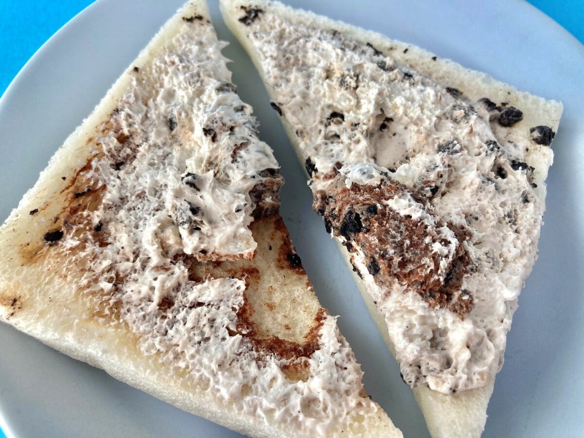 クッキークリームがたっぷりでサクサク！！【ファミマ】パッケージもかわいいサンドイッチ