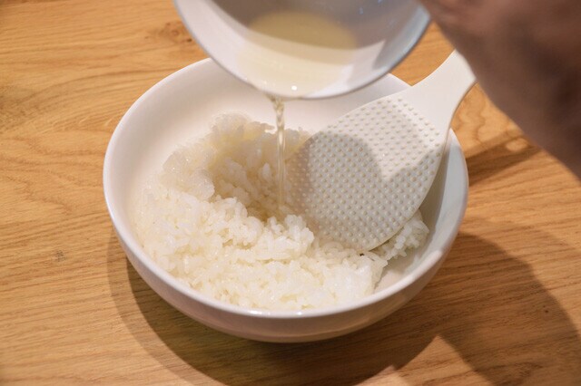 （１）酢飯！　酢飯はどう作っても問題ないが、豚ラーメンと一緒にレンチンご飯を買い、温めて手作りすし酢をまぶすのが楽チン。あらかじめ酢＋砂糖＋塩を混ぜておき、均等にまぶそう