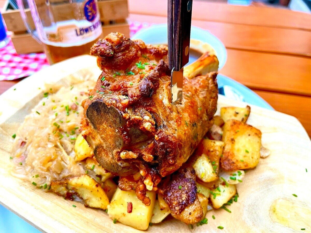 ハノーファーに到着早々に食べた、「シュバイネハクセ(Schweinshaxe)」という豚脚のロースト。すごい食べ応えで大満足だったのだが、その後にまさか、そのような形で苦労することになるとは......(その真相は、109話の「中編」で)