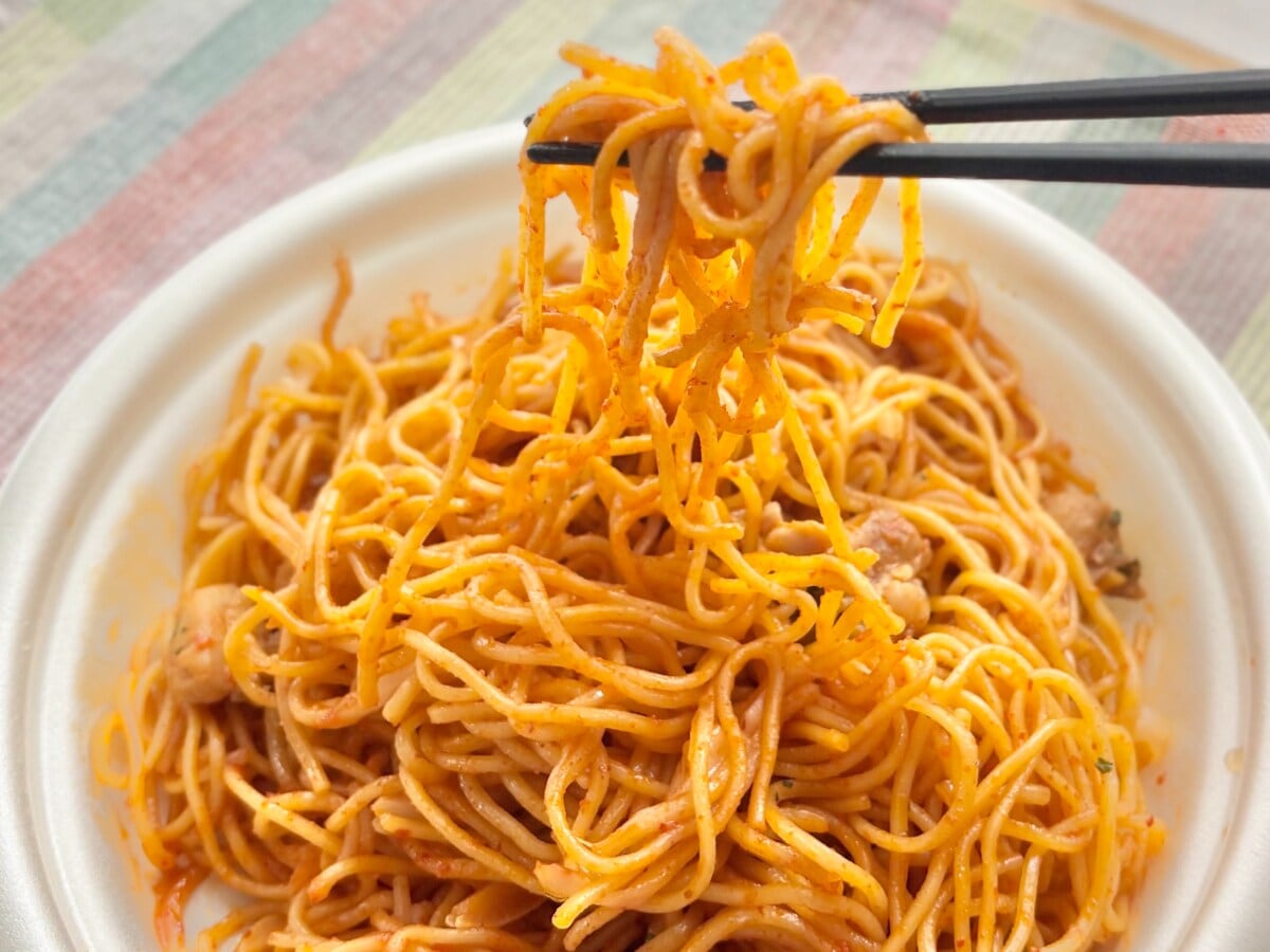 激辛？ちょうどいい？【ファミマ】「ずっと売って」の声も出る新作麺