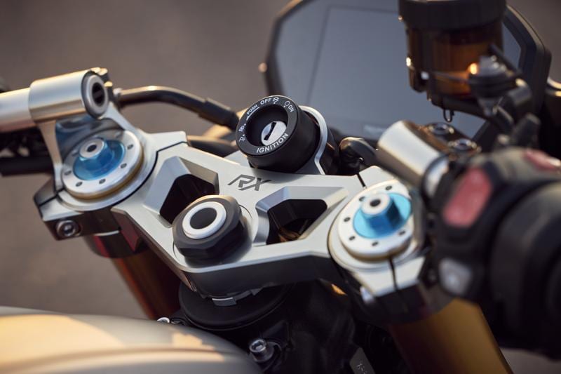 トライアンフから、STREET